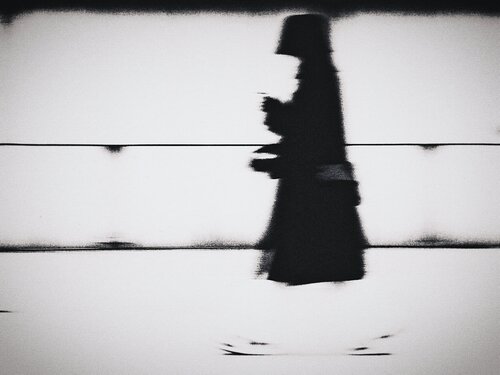When She Takes A Night Stroll de Hua Huang, Fotografía a la venta en Singulart