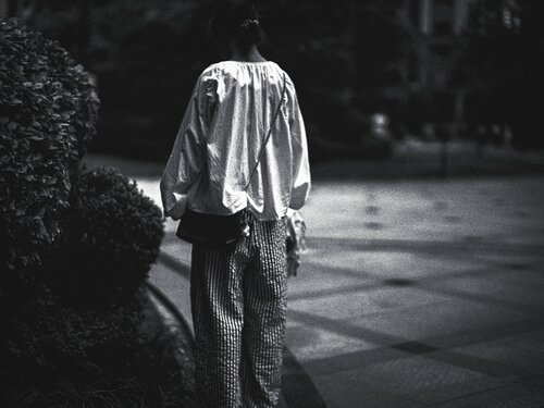 Then She Saw Something von Hua Huang, Fotografie kaufen auf Singulart