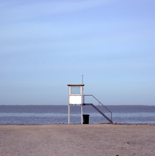 Stiller Blick auf das Meer - Baywatch van Klaus Schreiber, Fotografie te koop op Singulart