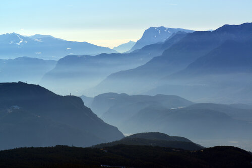 Mystische Abenddämmerung in den Bergen / Dolomiten par Klaus Schreiber, Photographie en vente sur Singulart