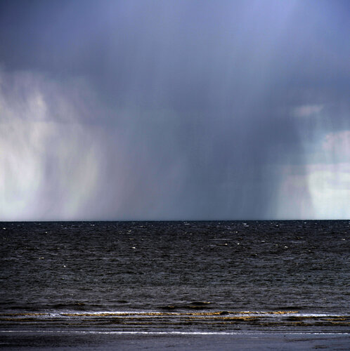 Regenfront an der Küste di Klaus Schreiber, Fotografia in vendita su Singulart