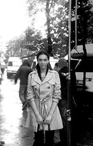 Actress in rain von Olli Boehm, Fotografie kaufen auf Singulart