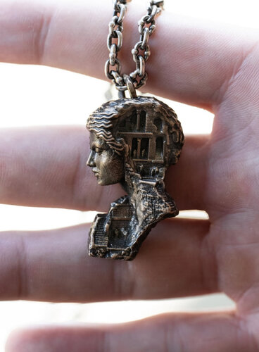 LABYRINTH PENDANT NECKLACE di Daniel Arsham, Altri media in vendita su Singulart