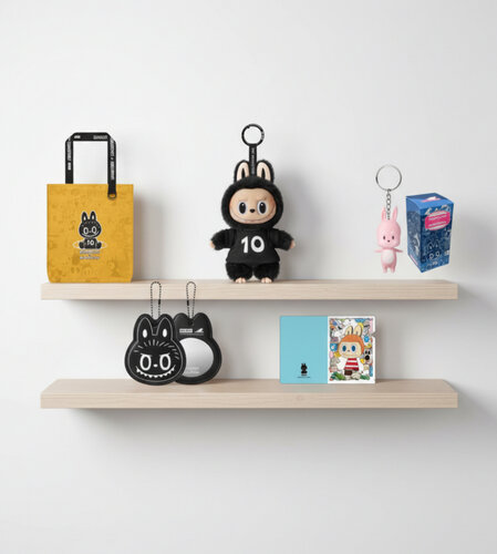Kasing Lung - The Monsters 10th Anniversary Set B  (Tote Bag, Vinyl Plush, Key Chain, Portable Mirror, Labubu A4 Folder) von Kasing Lung, Andere Medien kaufen auf Singulart