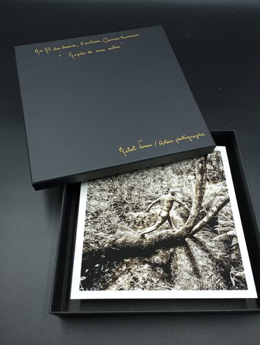 Au pied de mon arbre boite écrin di Verna Michel, Fotografia in vendita su Singulart