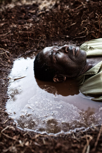 Muddy Pit di Nura Qureshi, Fotografia in vendita su Singulart