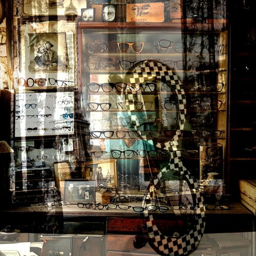 Seeing direction through glasses von irit rotrubin, Fotografie kaufen auf Singulart