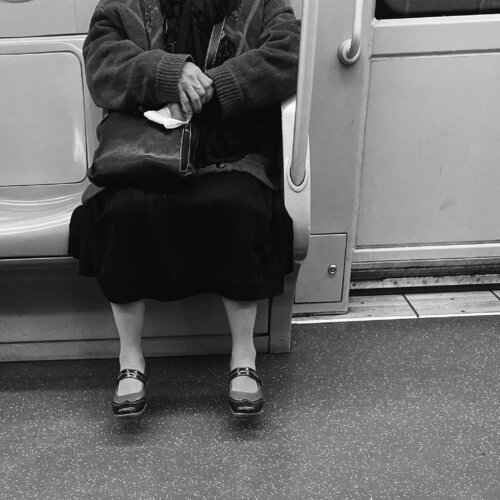 Milano, ore 8,30 M1 , poesia urbana. von Tina Mallia, Fotografie kaufen auf Singulart