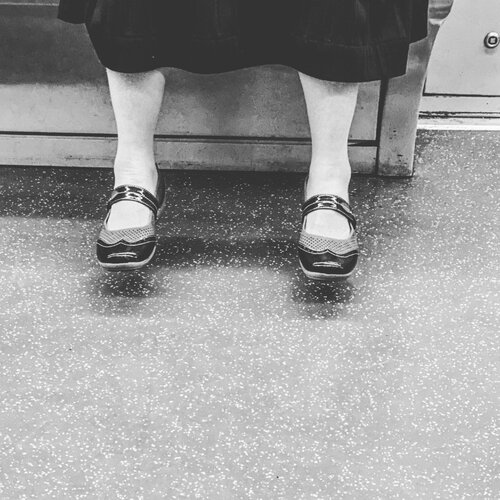 Milano, ore 8,30 M1 , poesia urbana_2 von Tina Mallia, Fotografie kaufen auf Singulart