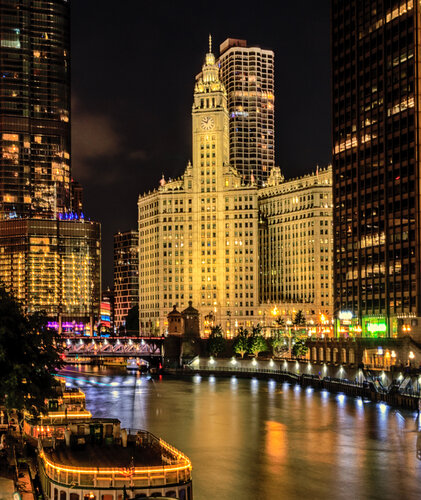 Chicago River At Night with Wrigley Building lit up in the distance. On Canvas ready to hang by Lev Kaytsner, 사진 for Sale on Singulart