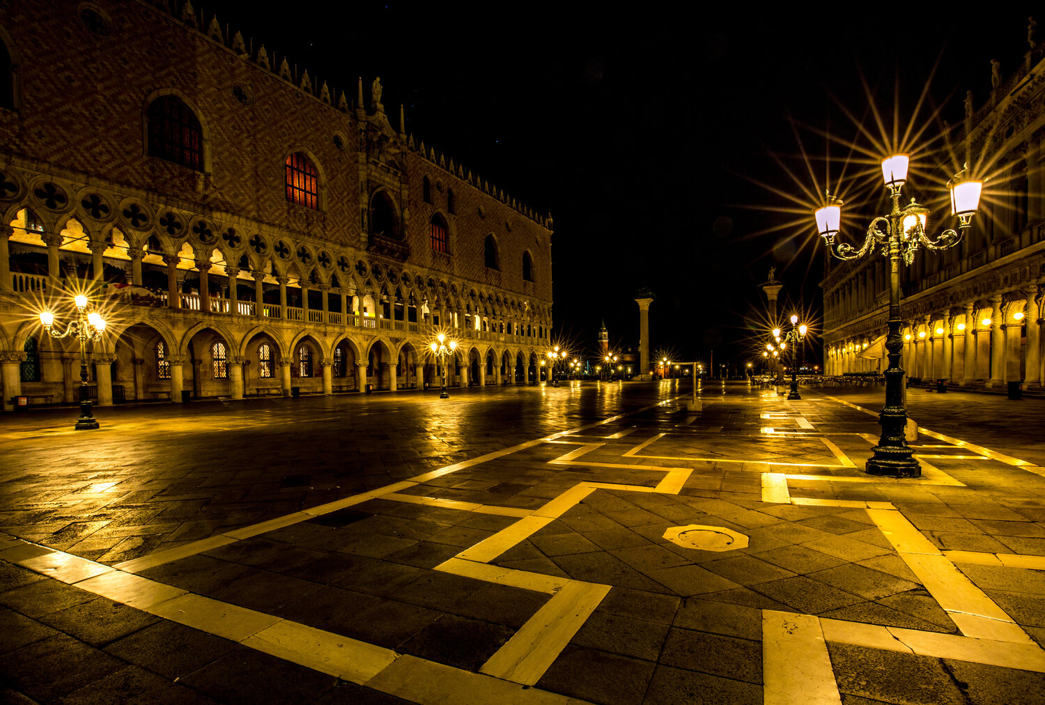 Golden Hour At St. Marco Piazza in Venice, Italy Lev Kaytsner Fotografie zu verkaufen