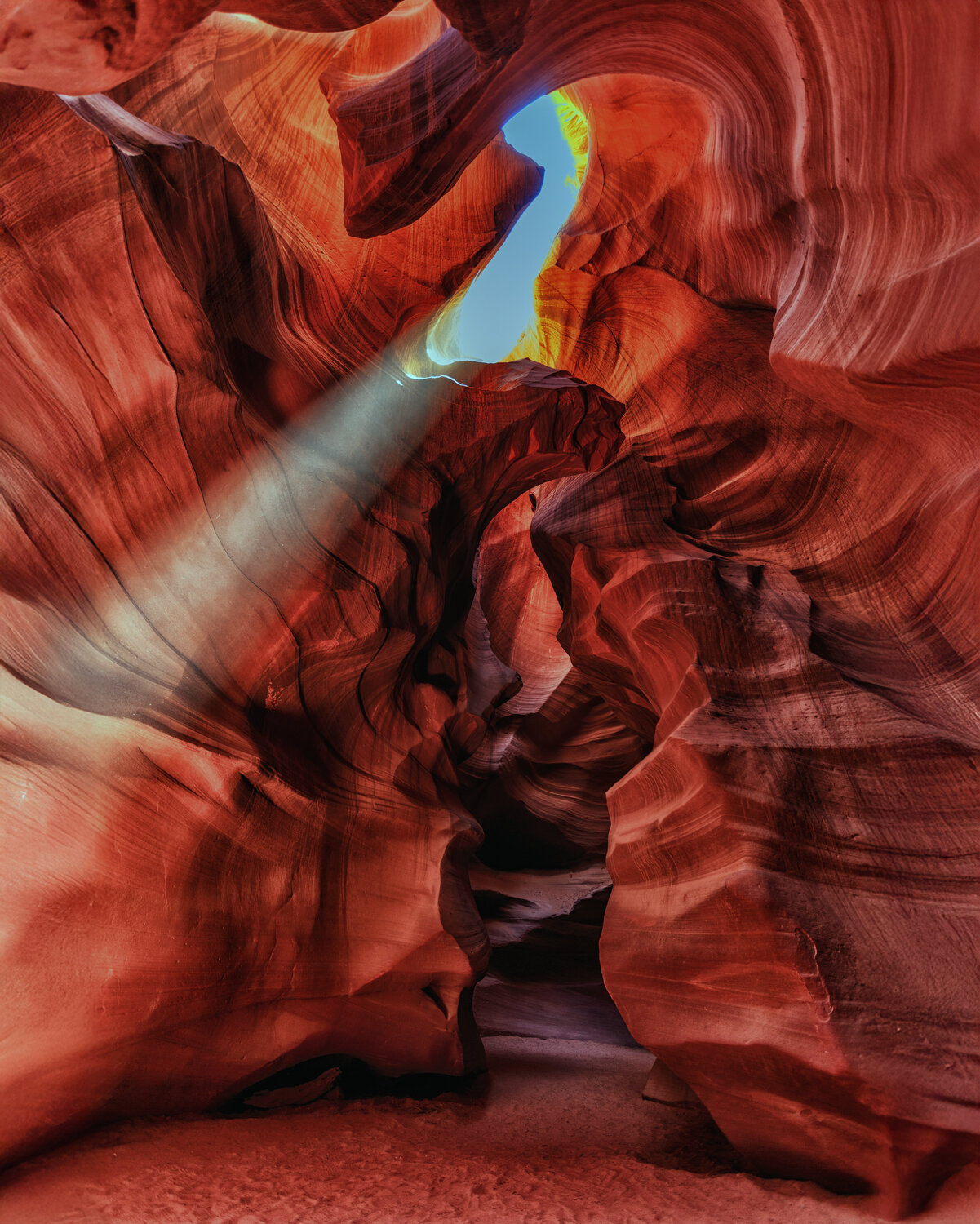 Light Path traveling thru opening in Antelope Canyon, Arizona, US Lev Kaytsner Fotografie zu verkaufen