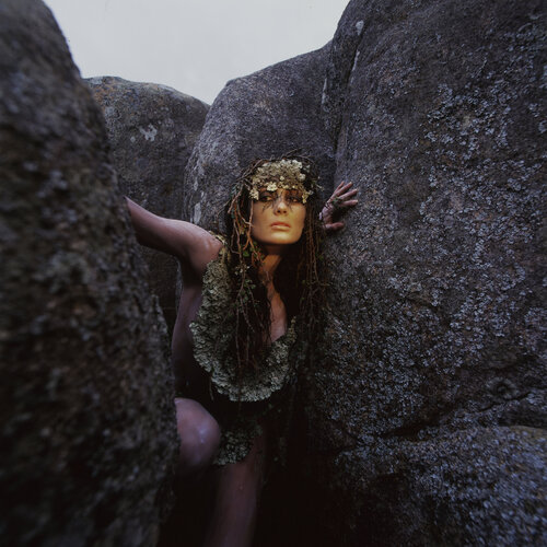 Between Stones 1 von Marcus Luconi, Fotografie kaufen auf Singulart