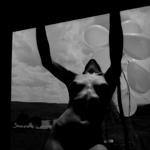 Balloons And Body di Marcus Luconi, Fotografia in vendita su Singulart
