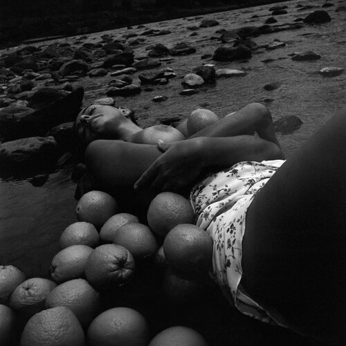 Oranges In River di Marcus Luconi, Fotografia in vendita su Singulart