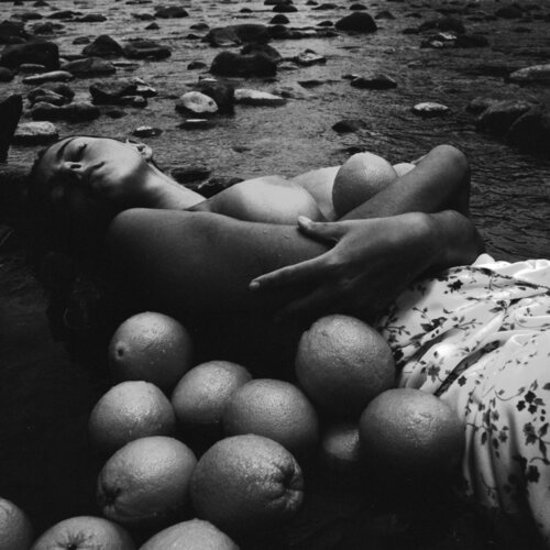 Oranges In River 2 von Marcus Luconi, Fotografie kaufen auf Singulart