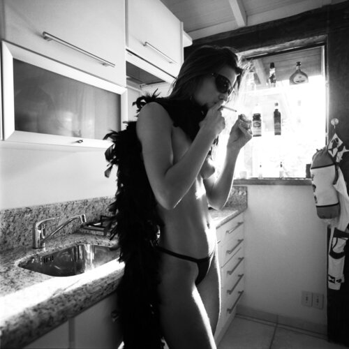 Girl Lighting Up von Marcus Luconi, Fotografie kaufen auf Singulart
