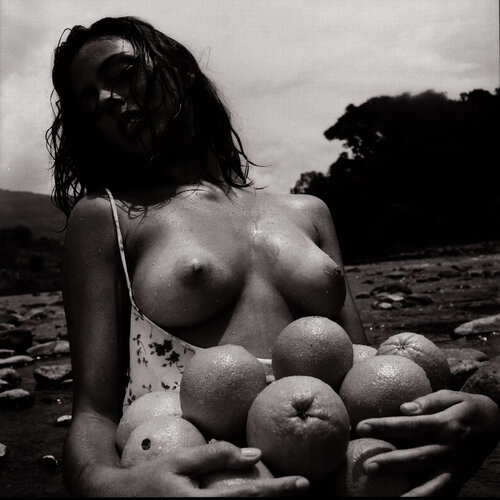Girl with Oranges in the River von Marcus Luconi, Fotografie kaufen auf Singulart
