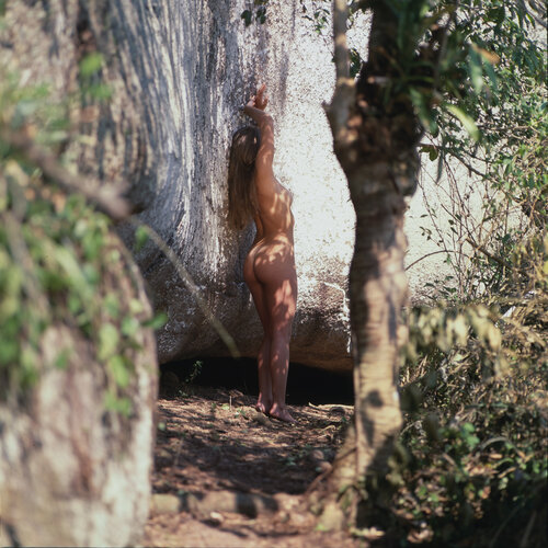 Girl In the Hot Forest von Marcus Luconi, Fotografie kaufen auf Singulart