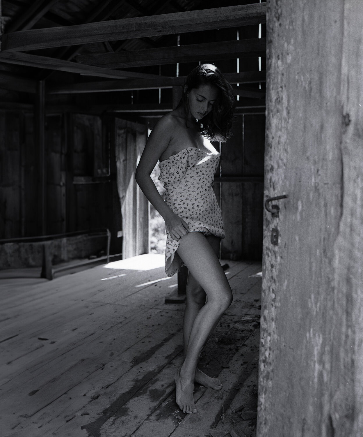 The Young Woman and the Old House Marcus Luconi Fotografie zu verkaufen
