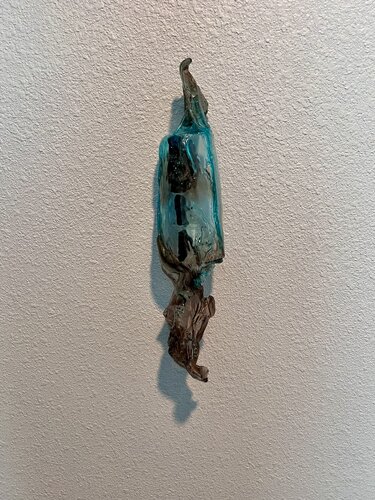 Twisted Cyan Drip di Leslie Lawson, Scultura in vendita su Singulart