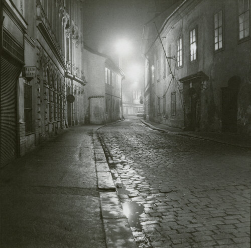 Vintage Prague - Ostrovni Street, unique original silver gelatin print from 1970s von Marek Boguszak, Fotografie kaufen auf Singulart