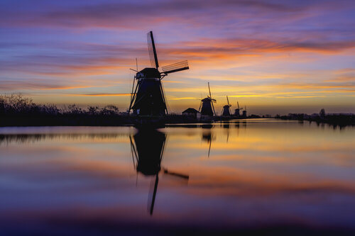 Windmills at Kinderdijk awaiting the rising sun von Rene Siebring, Fotografie kaufen auf Singulart
