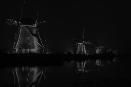 Illuminated Windmills at Kinderdijk - Black & White von Rene Siebring, Fotografie kaufen auf Singulart