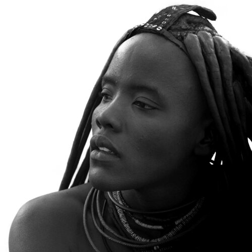 It's me, The Himba woman Kauuovisiua di Michael Kleiser, Fotografia in vendita su Singulart