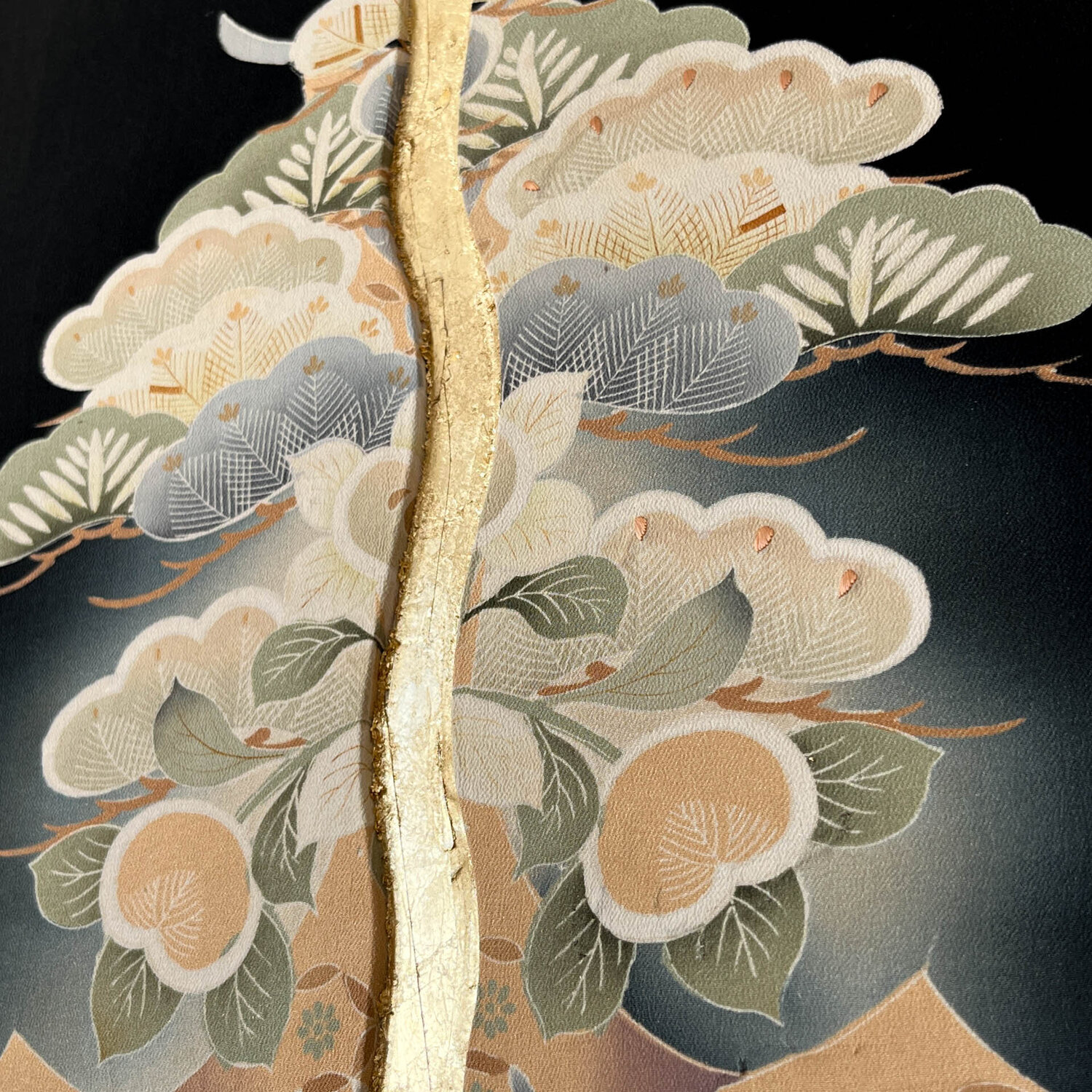 Prosperity Tree / KIMONO Upcycled door Lena Okamoto (Sukhoveeva) (2024) :  Textiel Borduurwerk op Hout - Singulart, image size:1500x1500