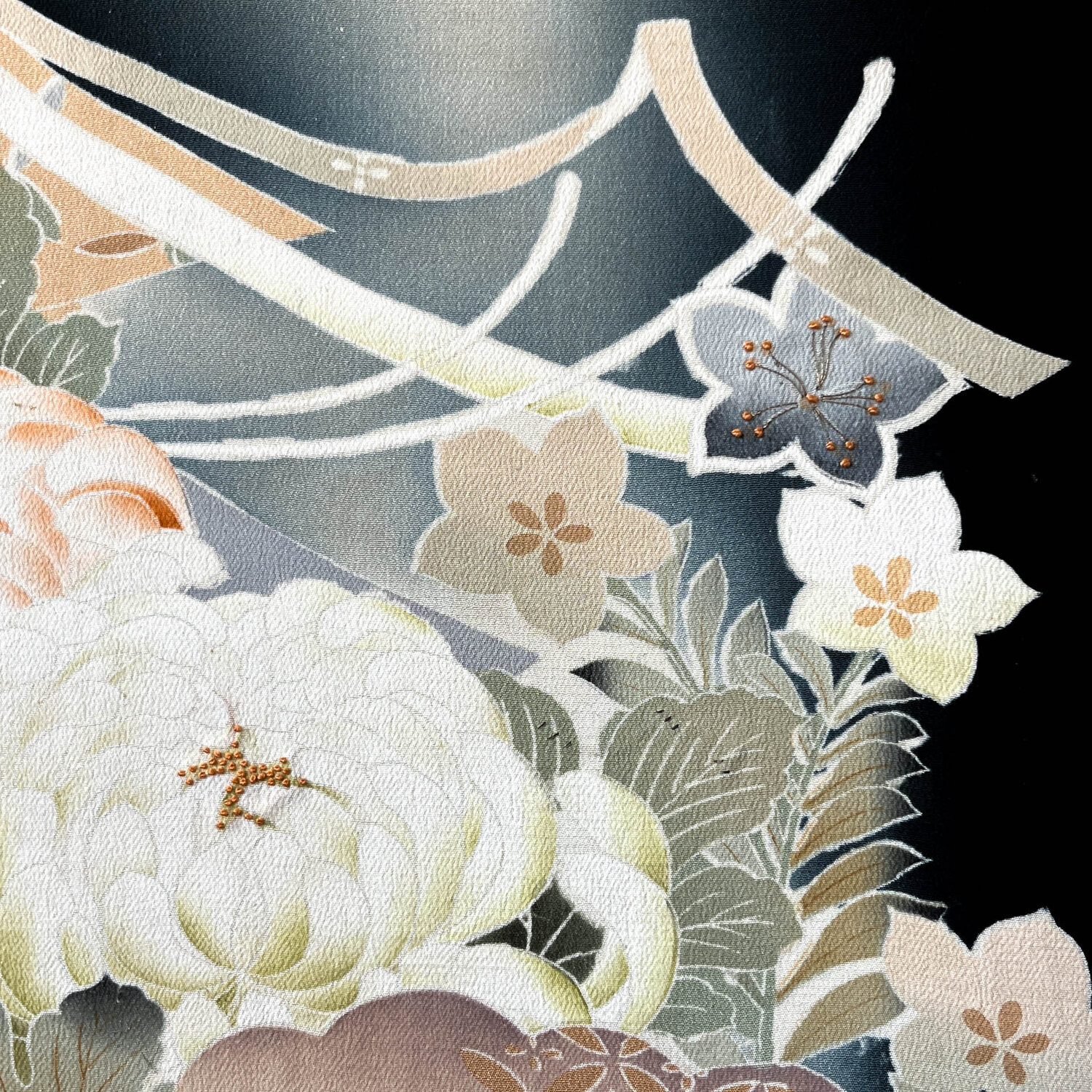 Prosperity Tree / KIMONO Upcycled door Lena Okamoto (Sukhoveeva) (2024) :  Textiel Borduurwerk op Hout - Singulart, image size:1500x1500