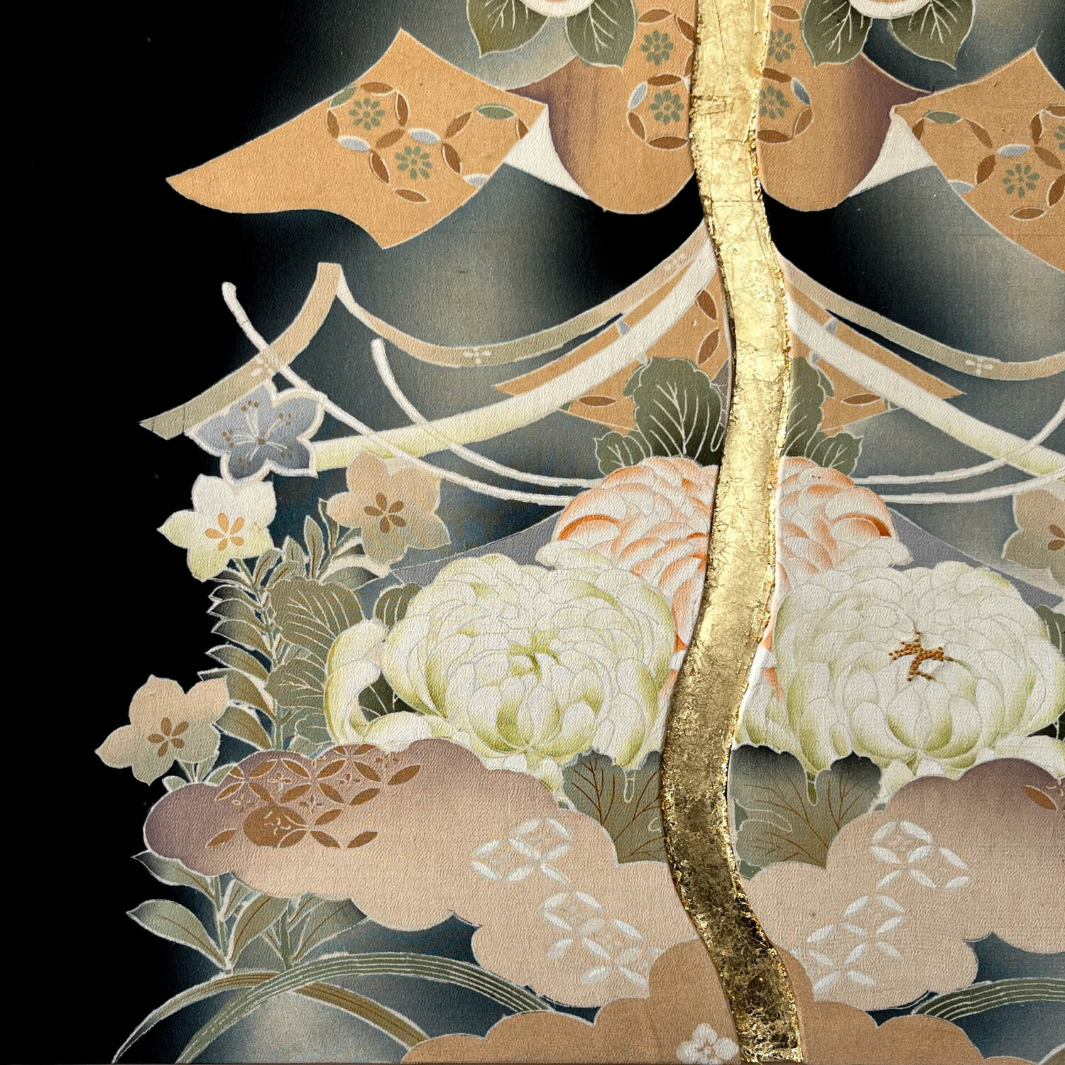 Prosperity Tree / KIMONO Upcycled door Lena Okamoto (Sukhoveeva) (2024) :  Textiel Borduurwerk op Hout - Singulart, image size:1500x1500