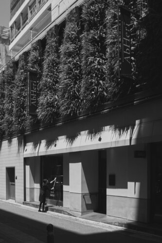 Window cleaning on the shop von Yuya Kogoh, Fotografie kaufen auf Singulart