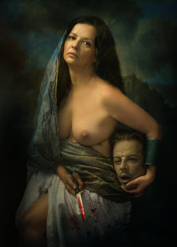 Judith with the Head of Holofernes di Claudiu Guraliuc, Fotografia in vendita su Singulart