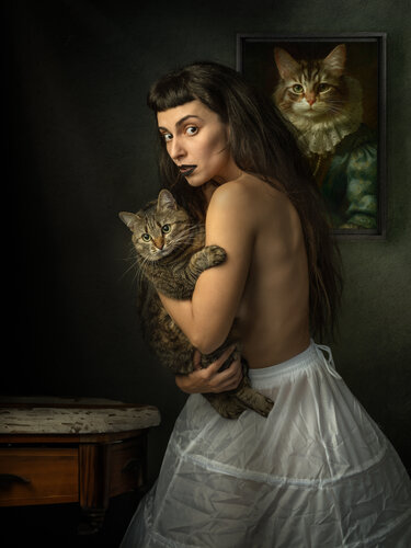 Portrait of a Lady and Her Ancestor von Claudiu Guraliuc, Fotografie kaufen auf Singulart