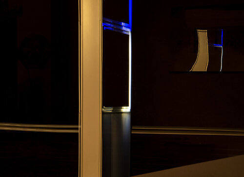 Window on Reflection 03/2982 di Mark De Roeck, Fotografia in vendita su Singulart