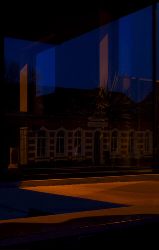 Window on Reflection 09/3558 di Mark De Roeck, Fotografia in vendita su Singulart