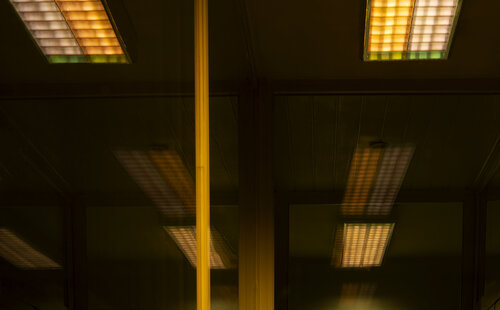 Window on Reflection 10/6485 di Mark De Roeck, Fotografia in vendita su Singulart