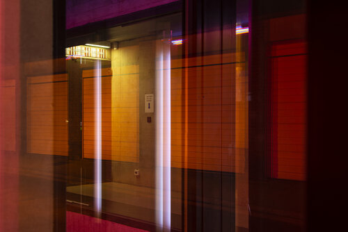 Window on Reflection 13/8418 di Mark De Roeck, Fotografia in vendita su Singulart