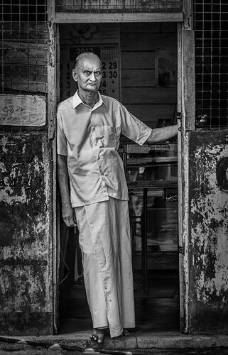Sri Lanka Storekeeper di Nathan Dean, Fotografia in vendita su Singulart