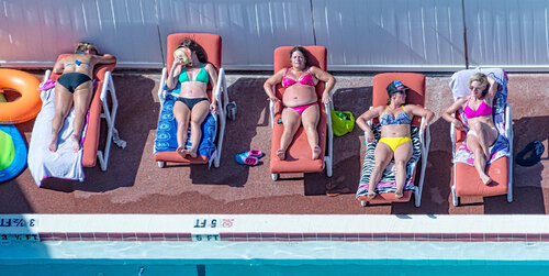 Five Friends by the Pool von Nathan Dean, Fotografie kaufen auf Singulart