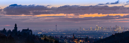 Der Kronberger Malerblick kurz vor Sonnenaufgang / La vue du peintre "Kronberger Malerblick" avant le lever du soleil /   The Kronberg painter's view shortly before sunrise di Peter Schulte/ Vornberg, Fotografia in vendita su Singulart