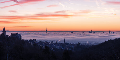 Kronberger Malerblick, Skyline im Hochnebel mit Hochhaussilhouette / « Vue du peintre de Kronberg », horizon dans le brouillard élevé avec silhouette de gratte-ciel / ‘Kronberg painter's view’, skyline in high fog with skyscraper silhouette de Peter Schulte/ Vornberg, Fotografía a la venta en Singulart