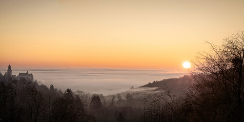 Kronberger Malerblick im Morgennebel / « Vue du peintre Kronberger » dans la brume matinale / ‘Kronberg Painter's View’ in the morning mist di Peter Schulte/ Vornberg, Fotografia in vendita su Singulart