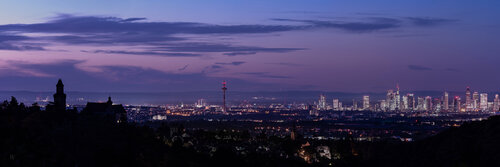 Der Kronberger Malerblick eine gute Stunde vor Sonnenaufgang / La « vue du peintre de Kronberg » une bonne heure avant le lever du soleil /  The ‘Kronberg painter's view’ a good hour before sunrise von Peter Schulte/ Vornberg, Fotografie kaufen auf Singulart