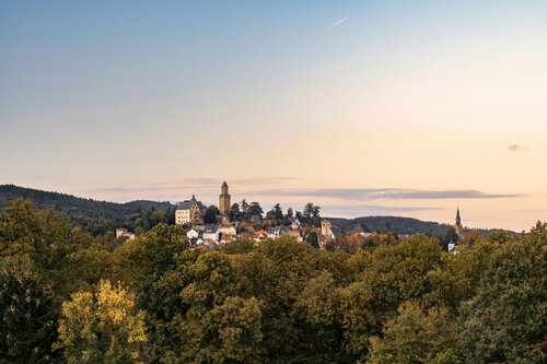 Sonnenaufgang mit Blick auf die Altstadt von Kronberg im Taunus / Lever du soleil avec vue sur la vieille ville de Kronberg im Taunus / Sunrise with a view of the old town of Kronberg im Taunus de Peter Schulte/ Vornberg, Fotografía a la venta en Singulart
