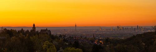 Ein Meer von Orange über den morgendlichen Kronberger Malerblick im April 2025 / Une mer orange sur la vue matinale « Kronberger Malerblick » en avril 2025 / A sea of orange over the morning ‘Kronberg painter's view’ in April 2025 von Peter Schulte/ Vornberg, Fotografie kaufen auf Singulart