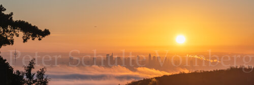 Ein Meer von Orange über den Falkensteiner Malerblick auf die Frankfurter Skyline im Dez. 2025 / Une mer orange au-dessus de la vue panoramique de Falkenstein sur la skyline de Francfort en décembre 2025 / A sea of orange over the Falkensteiner Malerblick de Peter Schulte/ Vornberg, Fotografía a la venta en Singulart