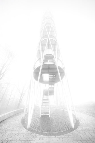 Der Königsteiner Hardtbergturm im Hochnebel I / La Tour Hardtbergturm de Königstein dans le brouillard élevé I / The Königstein Hardtberg Tower in high fog I by Peter Schulte/ Vornberg, Photography for Sale on Singulart