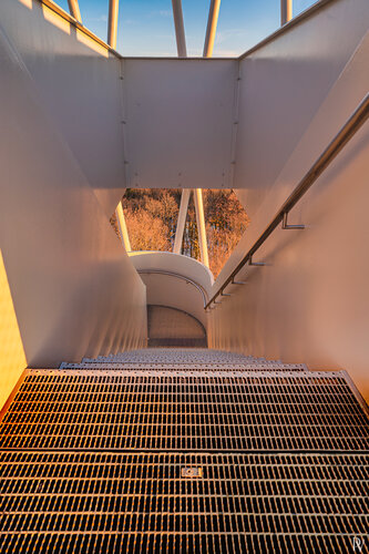 Blick von der obersten Ebene des Hardtbergturms die Treppe hinunter in Richtung Frankfurt am Main / Vue depuis le dernier étage de la tour Hardtbergturm, en descendant les escaliers en direction de Francfort-sur-le-Main / View from the top floor of the Ha von Peter Schulte/ Vornberg, Fotografie kaufen auf Singulart